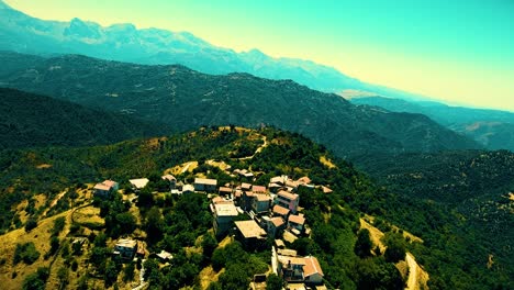 Un-Pueblo-Bereber-En-La-Cima-De-La-Montaña-En-Tizi-Ouezou-Argelia