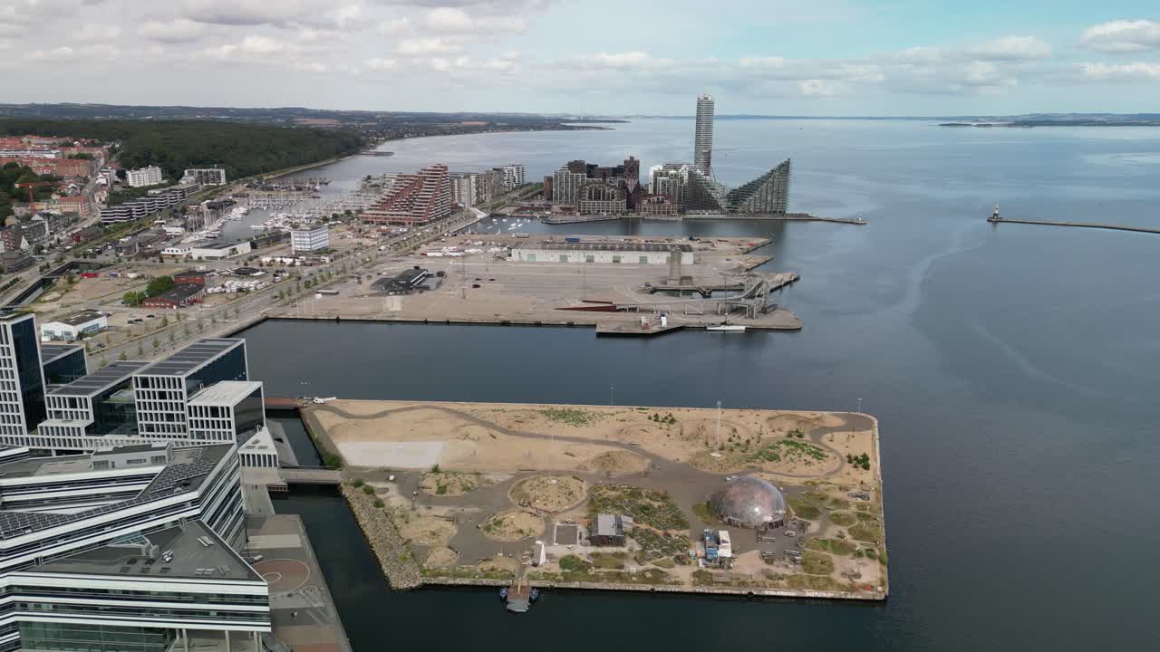 공중 비행 마인드 6 마천루, 오르후스 도크랜드 및 오르후스 도시 공원, 덴마크