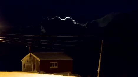 lapso de tiempo de la luna brillando intensamente después de que las nubes la cubrieran en laponia finlandesa