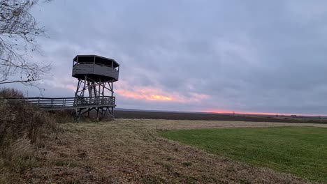 plataforma de la torre de observación en el lugar del impacto del meteorito de soderfjarden, finlandia