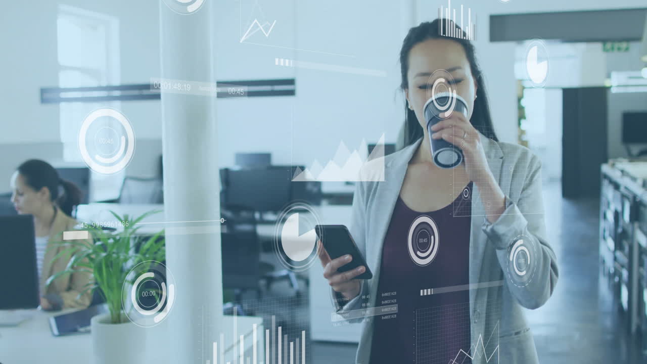 bebiendo café y usando el teléfono inteligente, mujer con procesamiento de datos animación más de la oficina