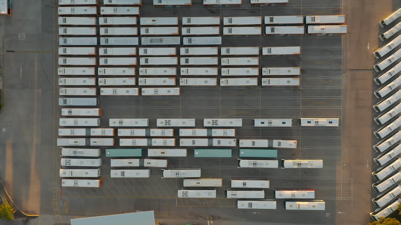 정류장에 주차된 코치 사이를 조심스럽게 운전하는 버스