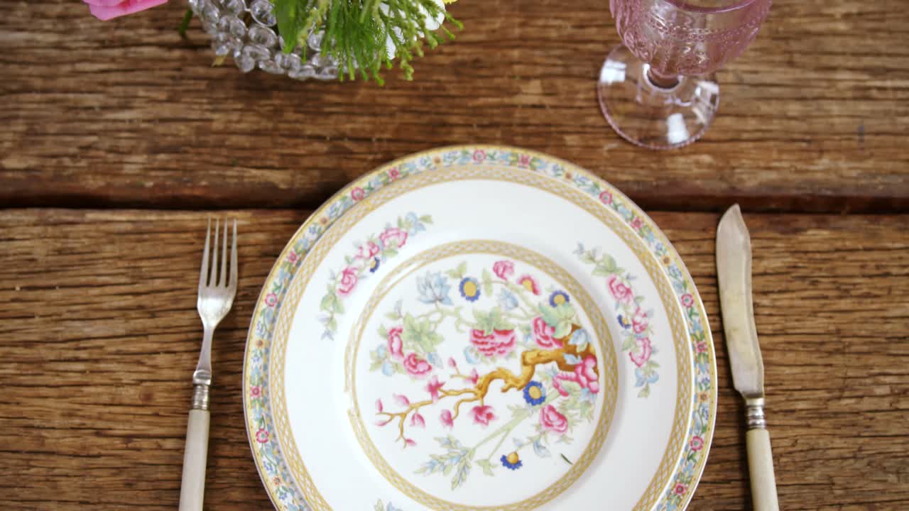 varios cubiertos en la mesa de madera 4k