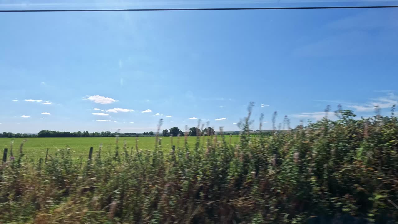 울창한 과 은 하늘, 영국 시골