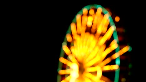 las imágenes borrosas de la noche con bokeh.