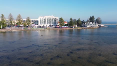 Drohnen-Luftaufnahme-Einer-Landschaftsaufnahme-Einer-Sandbank-Am-Eingang-Des-Flusseinlasskanals,-Angelplatz,-Vögel,-Küstenpark,-Gebäude,-Hauptstadtwohnung,-NSW,-Zentralküste-Australiens,-4K