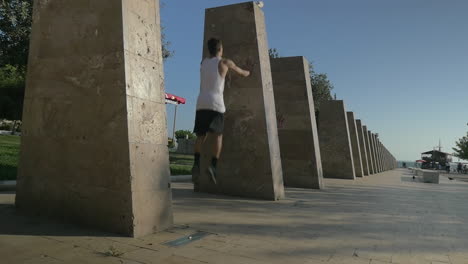 Junger-Parkour-Tracer-Macht-Wallflip