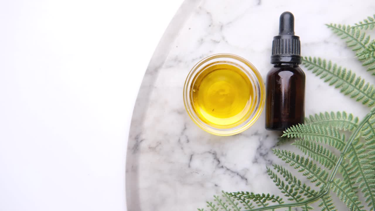 aceites naturales para el cuidado de la piel y extractos de hierbas