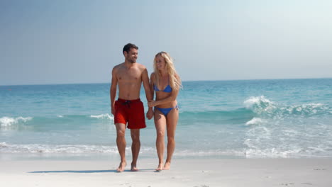 Linda-Pareja-Caminando-Por-La-Playa