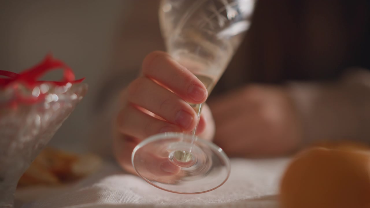 温かい飲み物を手にする親密な瞬間。温かい飲み物のクローズアップショット。手で温かい飲み物をしっかりと握る様子を捉えた親密なシーン。落ち着いた雰囲気の中で心地よい飲み物をしっかりと握る手を強調した接写写真。