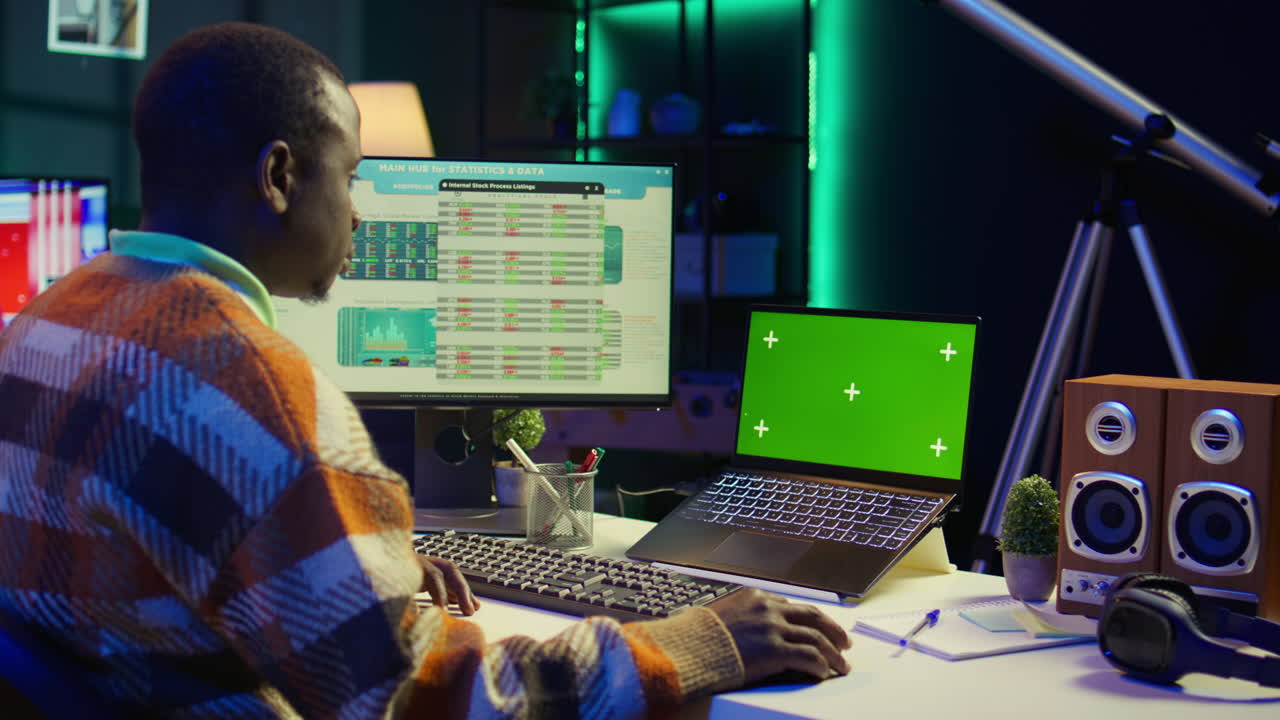 hombre trabajando en una computadora portátil con pantalla verde