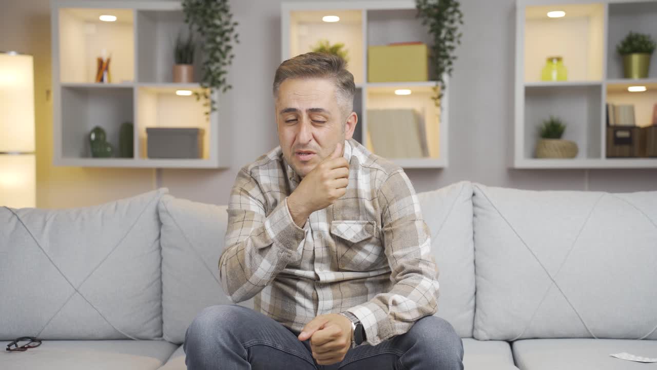 el hombre fracasado está frustrado.