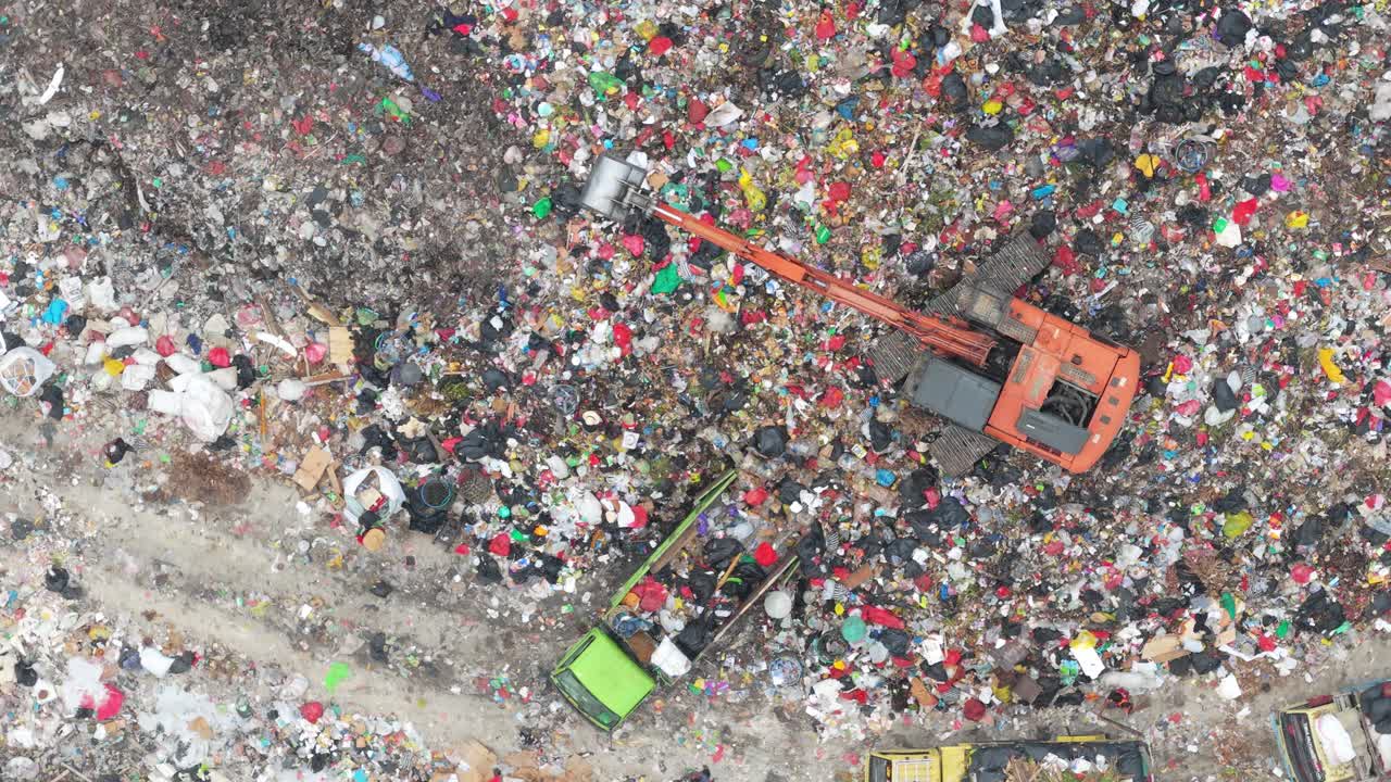 Vista aerea di un escavatore al lavoro presso una discarica di rifiuti a Bali