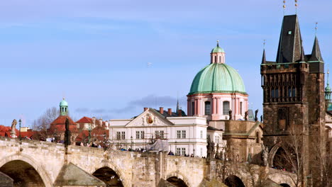 Karlsbrücke-Und-Historische-Skyline-Der-Stadt-Prag-Mit-Fliegenden-Vögeln