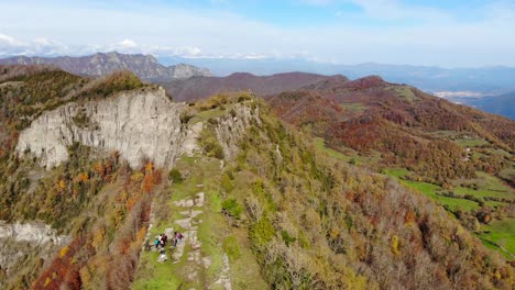 Antena:-Meseta-Estrecha-Y-Cordillera-En-Temporada-De-Otoño