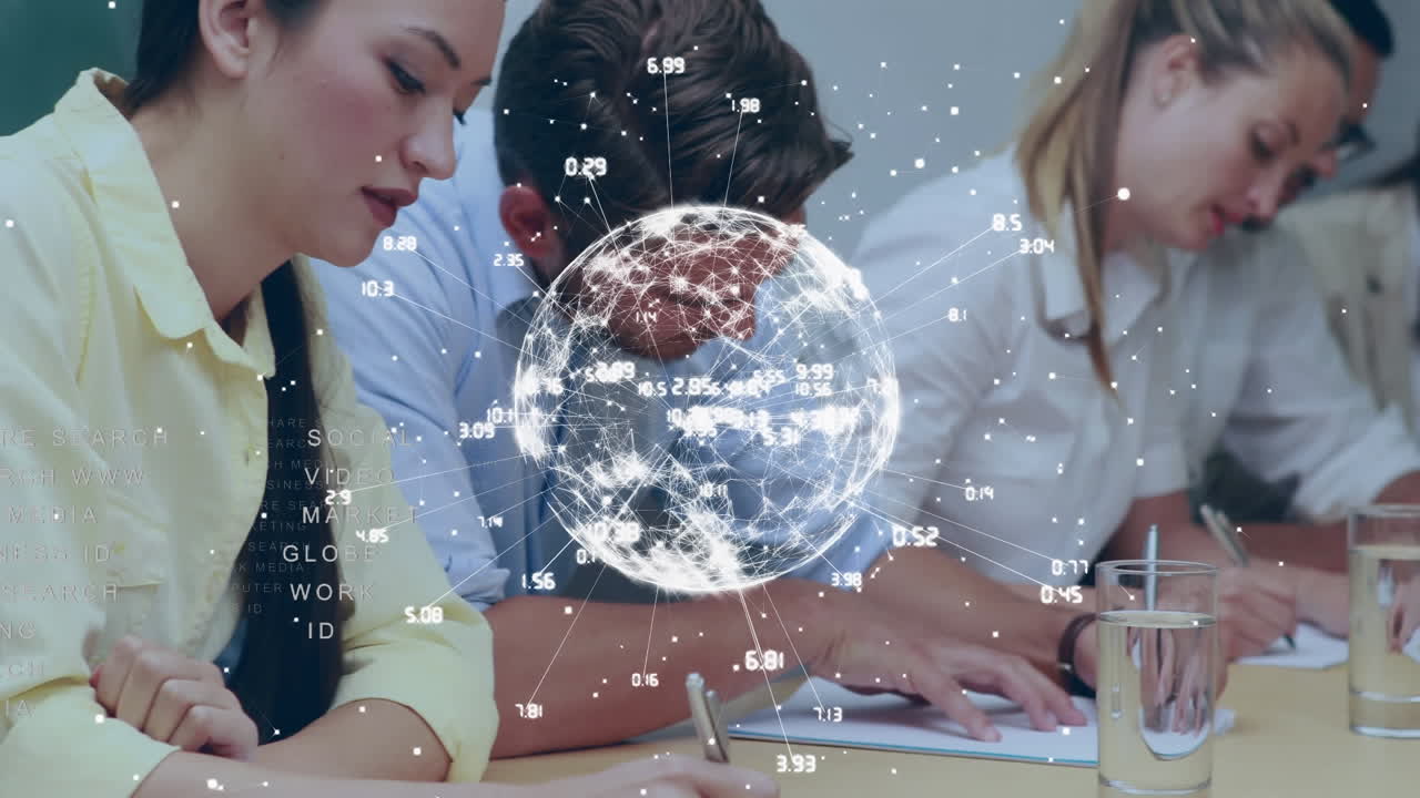 데이터 프로세싱의 애니메이션과 다양한 비즈니스 사람들 위의 세계 사무실에서 웃는