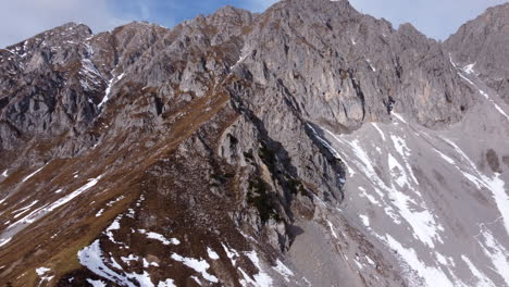 Vista-Aérea-De-Nordkette,-Cadena-Norte-Con-Nieve-Durante-El-Día-En-Innsbruck,-Austria