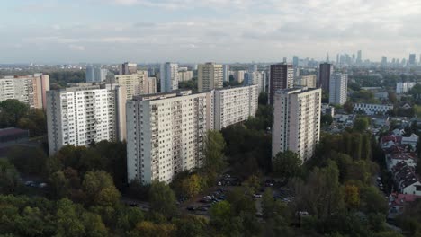 Apartamentos-En-La-Urbanización-Marymont-Ruda-En-Varsovia,-Bloque-De-Pisos-Del-Comunismo-En-Polonia