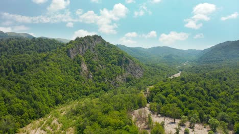 vista aérea de montañas boscosas verdes salvajes y acantilados en la región de kakheti en georgia