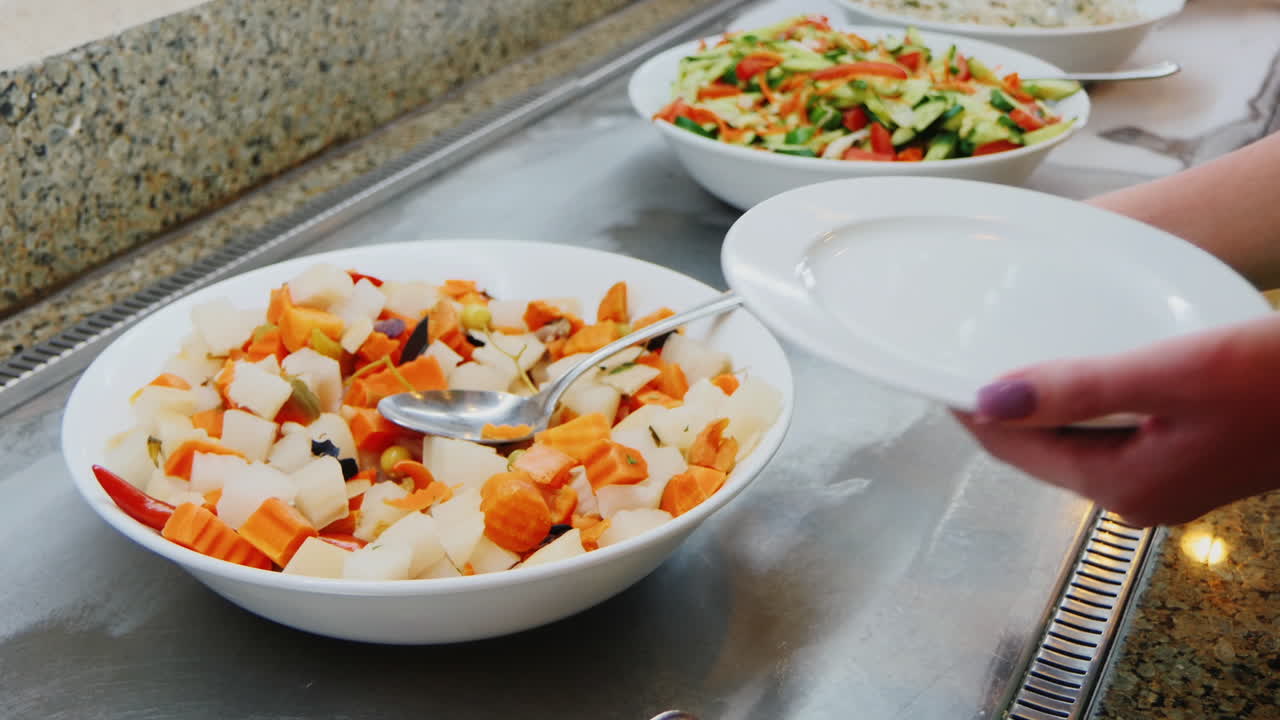 야채를 접시에 붓다