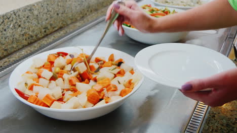 verter las verduras en el plato
