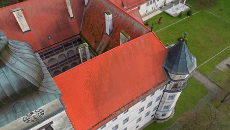 Exterior-Del-Castillo-De-Hartheim-En-Alkoven,-Alta-Austria---Toma-Aérea-Con-Drones