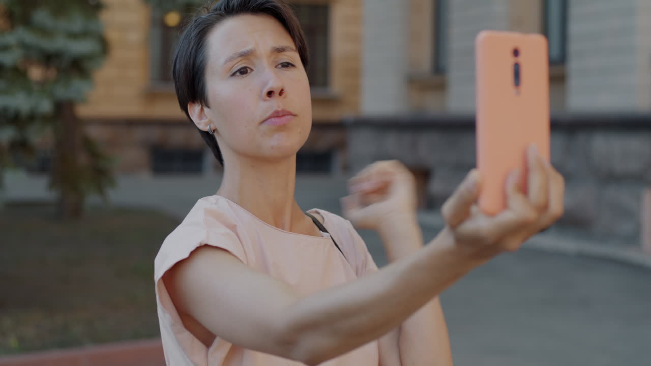 mujer en una llamada de video al aire libre