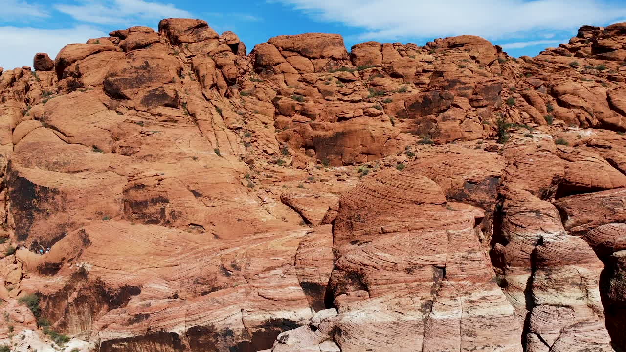 Caratteristiche formazioni rocciose rosse nell'arido deserto del Mojave, Nevada.