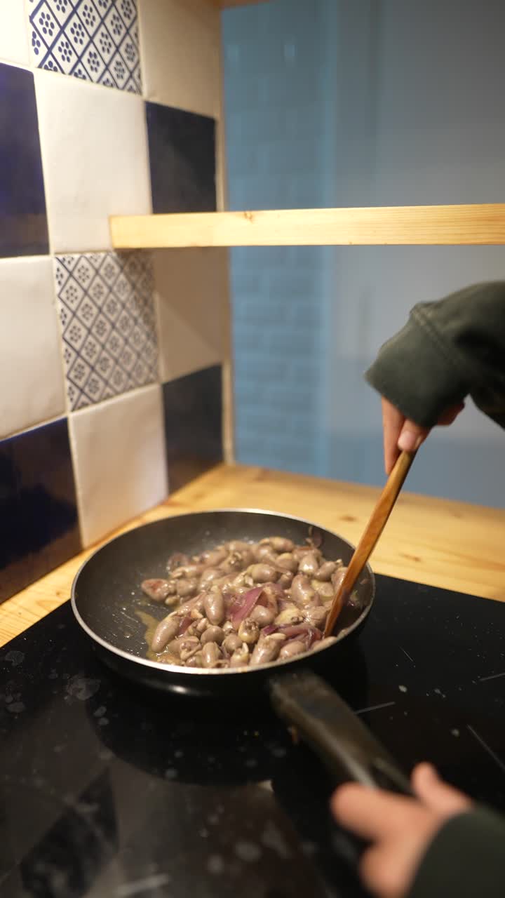 cocinar corazones en una sartén