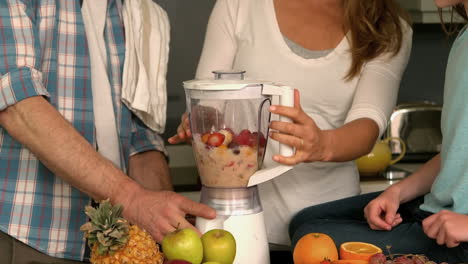 una familia linda preparando un batido