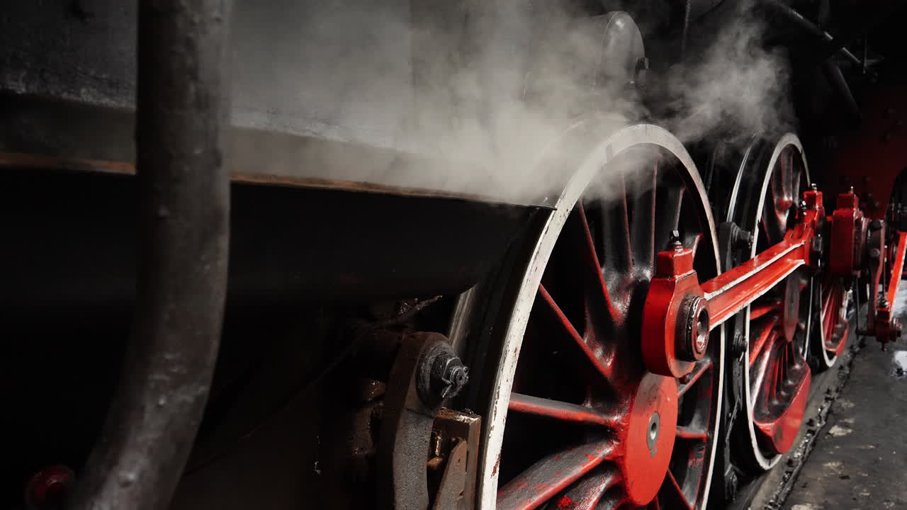 Detail Historic steam train wheels and puffing steam smoke engine