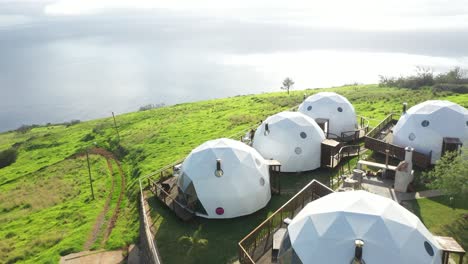 un dron disparó sobre tiendas de campaña glamping iglú en madeira y luego se inclinó hacia abajo sobre el borde del acantilado hasta el océano atlántico