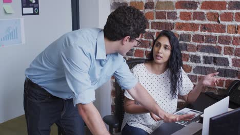 Hombre-Y-Mujer-Trabajando-Juntos-En-La-Oficina