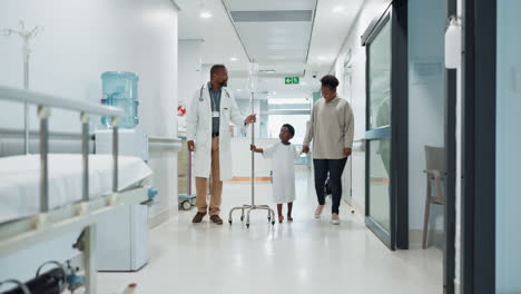 médico, pediatra e um médico caminhando