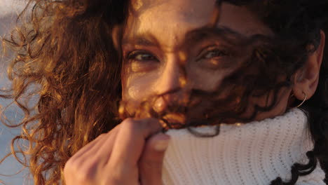 retrato en primer plano de una hermosa mujer feliz disfrutando de la libertad explorando la espiritualidad sintiendo alegría en una playa pacífica al amanecer con el pelo soplado por el viento