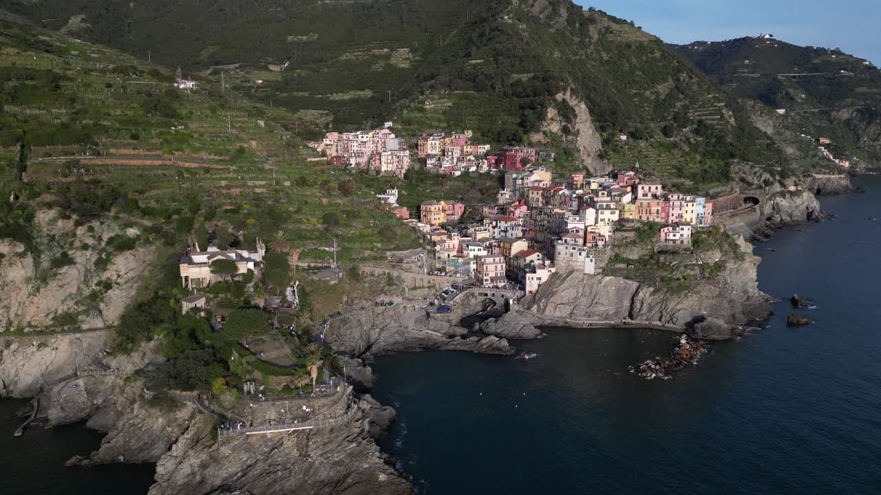 Manarola Cinque Terre Italia, ripresa aerea con tilt up per mostrare il villaggio e le montagne