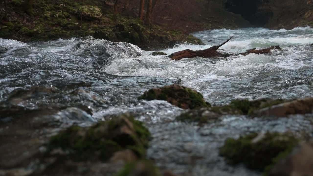 Acqua che scorre sulle rocce a Rakov Škocjan
