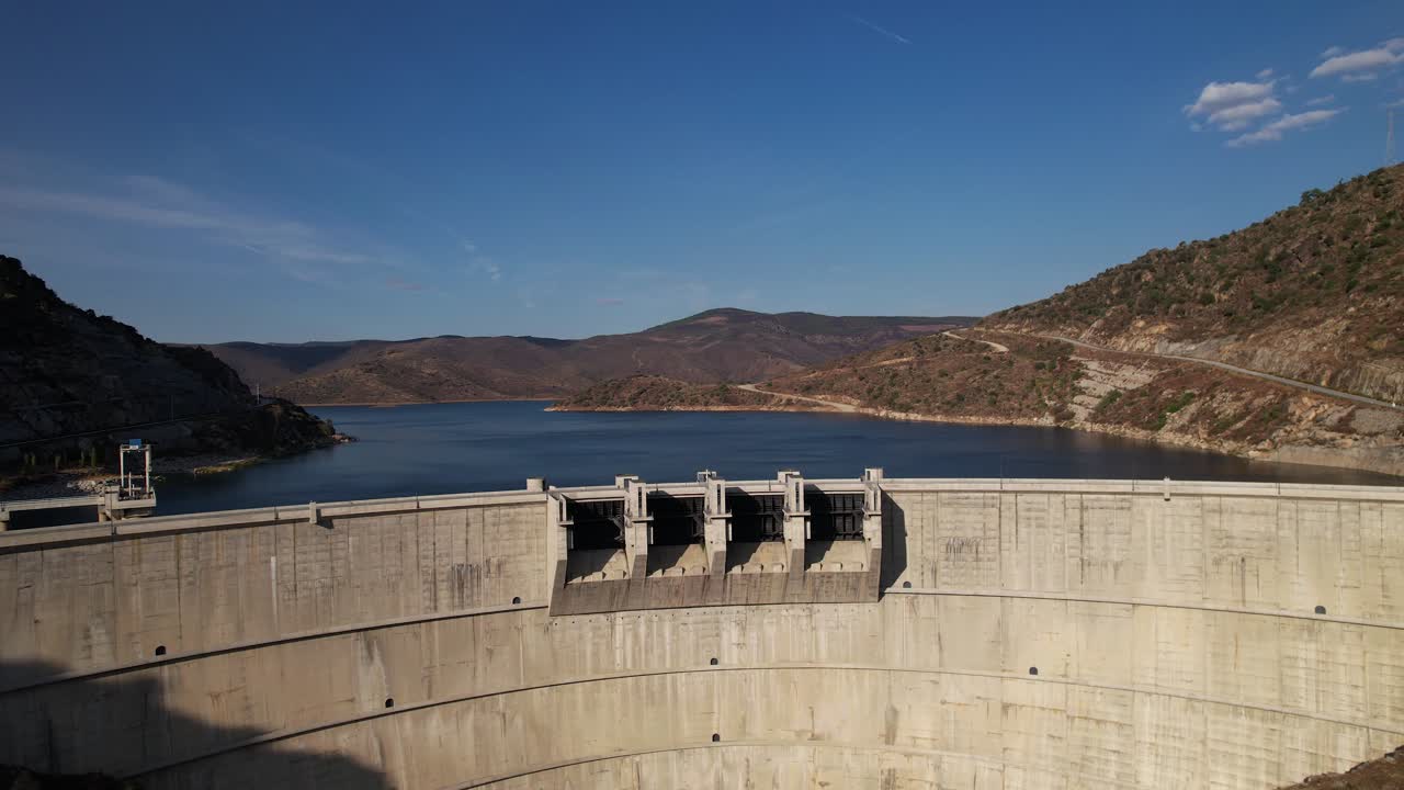 Betondæmning med reservoirvand i en klippefyldt kløft. Torre de Moncorvo, Portugal.