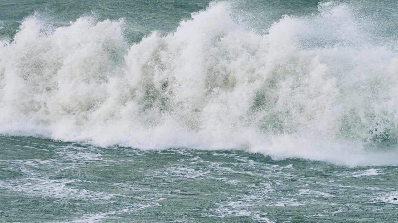olas enormes en el mar báltico durante la tormenta en cámara lenta