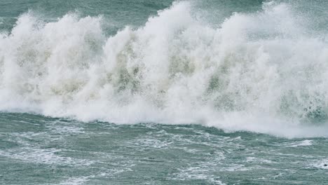 Enormes-Olas-En-El-Mar-Báltico-Durante-Una-Tormenta-En-Cámara-Lenta