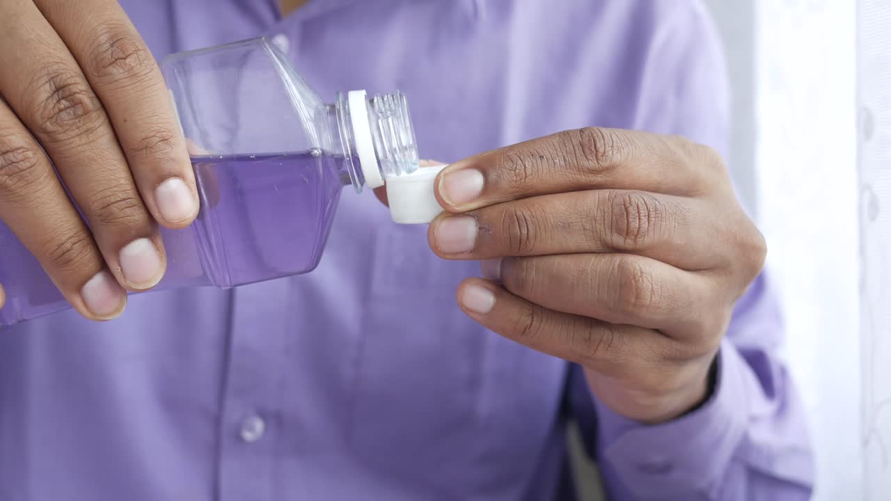 vertido de enjuague bucal