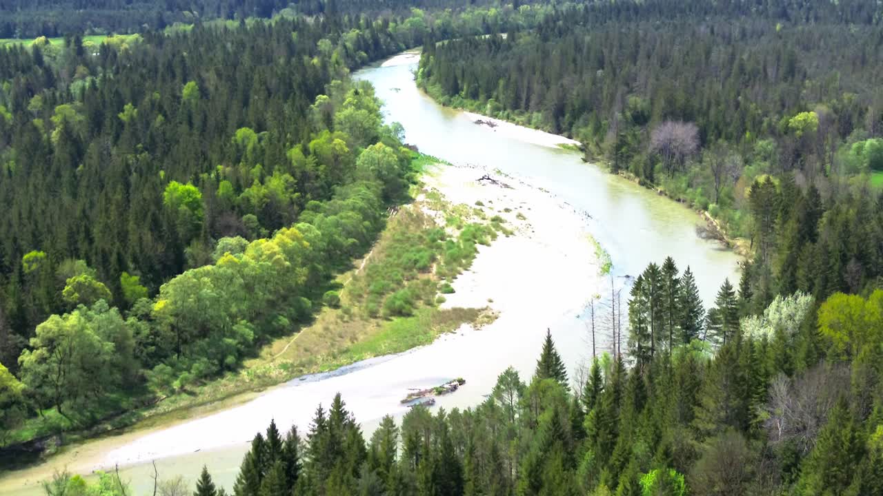 Drone lennossa joen ja metsän yli 4K.
