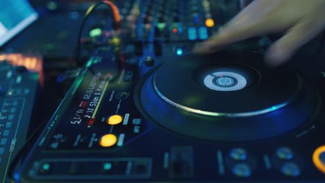DJ-Trabaja-En-El-Control-Remoto-En-La-Discoteca
