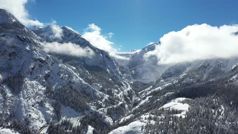 vista aérea, día soleado de invierno dílico en paisaje nevado de invierno y camino del valle, disparo de drones