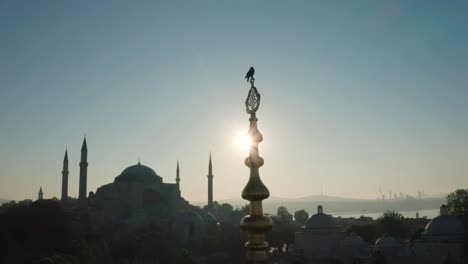 vista aérea de la cúpula de hagia sophia en la media luna en estambul. imágenes en 4k en turquía