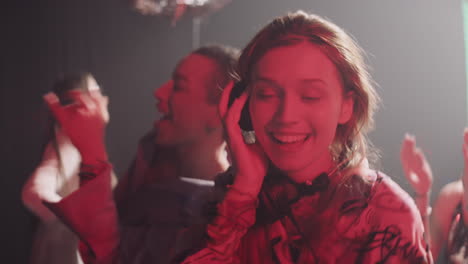 una mujer disfrutando de una noche en un club.