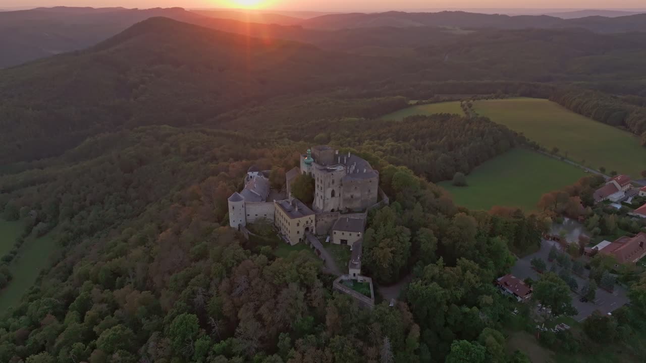 Angolazione drone del Castello di Buchlov che si erge sopra una bellezza naturale incontaminata.
