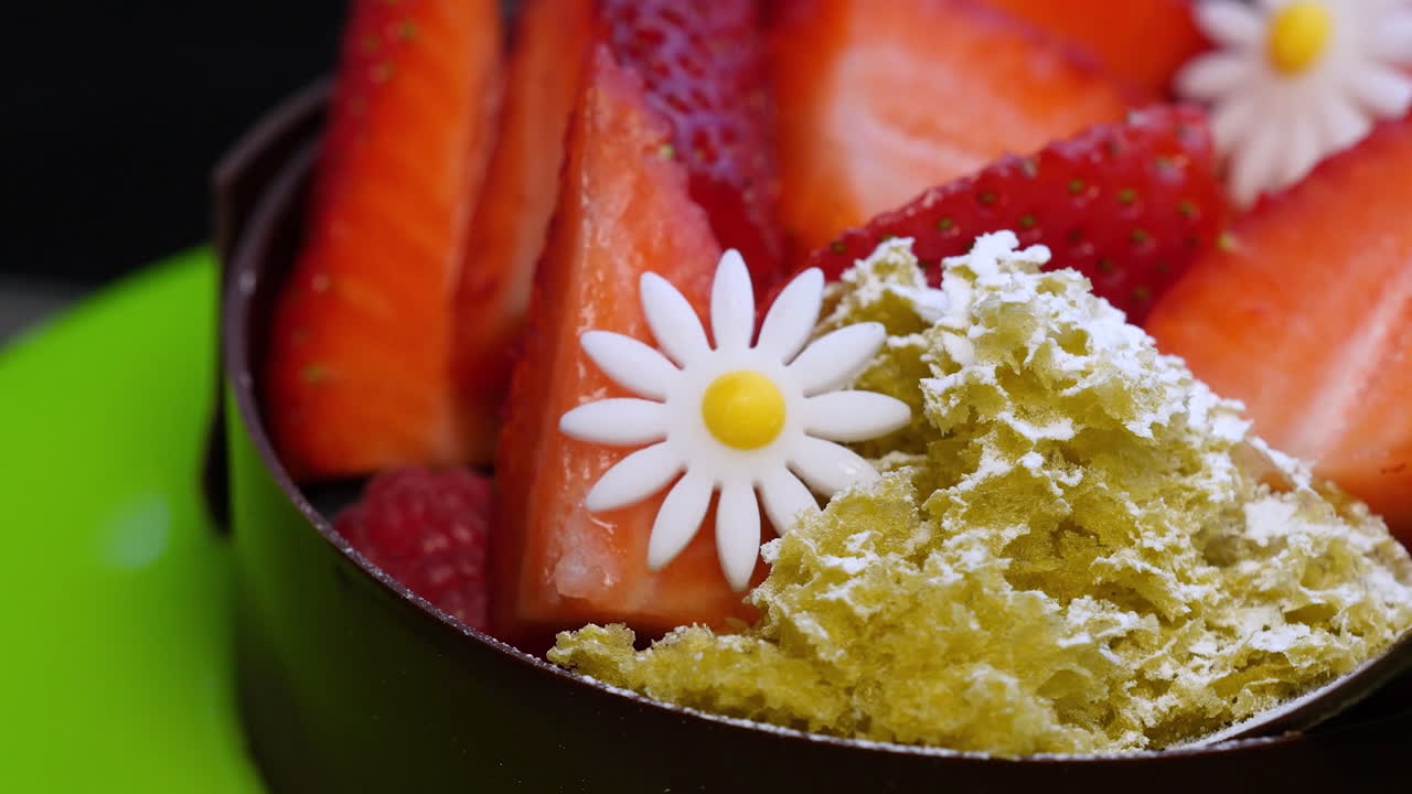 딸기와 라즈베리 초콜릿 디저트