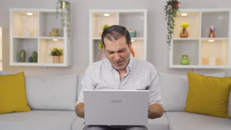 hombre trabajando en la computadora portátil con expresión feliz.