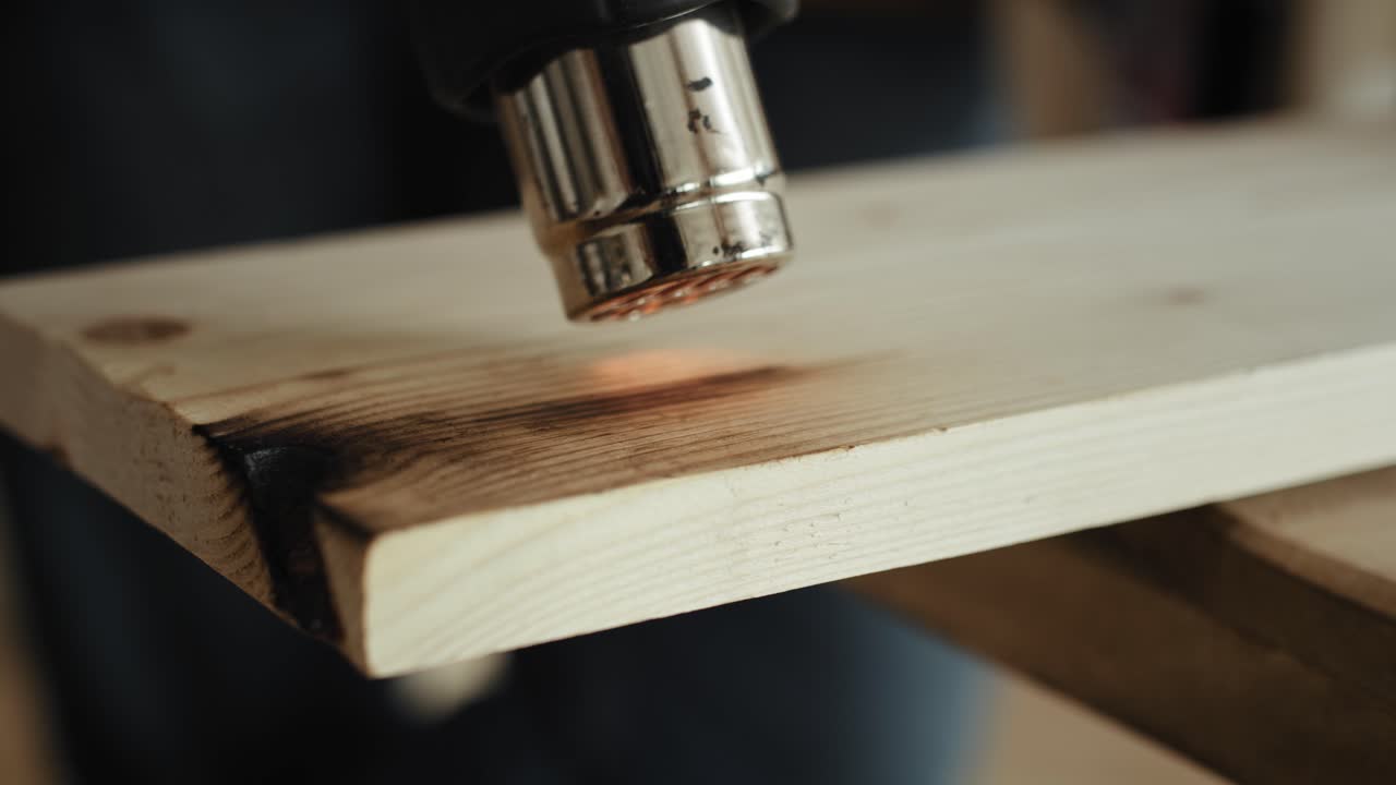 나무 열 총 을 사용 하는 목수 의 클로즈업 비디오
